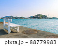 白いベンチと尾道水道　瀬戸内海の観光スポット	 88779983