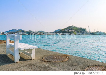 白いベンチと尾道水道 瀬戸内海の観光スポット 白いベンチと尾道水道 瀬戸内海の観光スポット 88779983