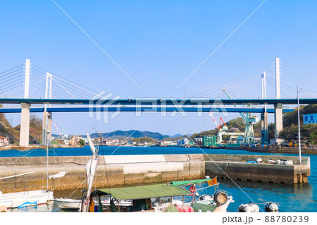 尾道水道の海岸から見える尾道大橋　美しい瀬戸内海の風景 88780239
