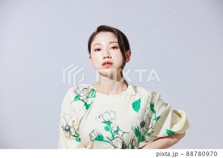 私服の若い女性　ガーリーファッション 88780970