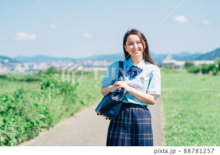 通学する高校生 88781257