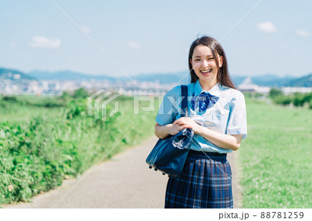 通学する高校生 88781259