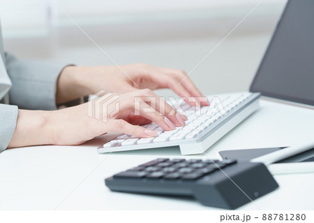 パソコンのキーボードを打つ女性の手元 88781280