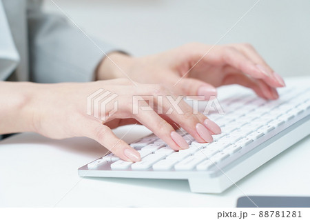 パソコンのキーボードを打つ女性の手元 88781281