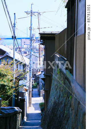 尾道の街並みが見える坂道と路地　 88781301
