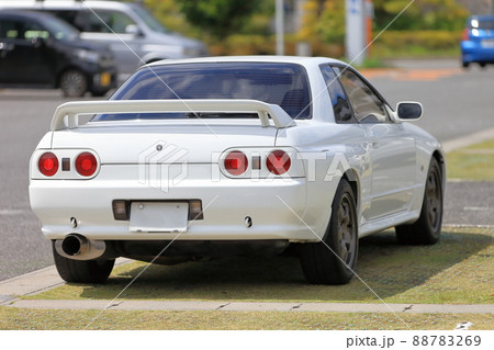 駐車場の白いスポーツカー イメージ 駐車場の白いスポーツカー イメージ 88783269