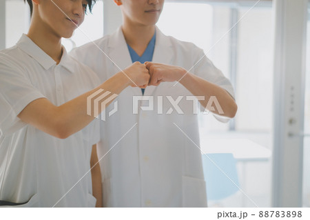 白衣の男性のグータッチ 88783898