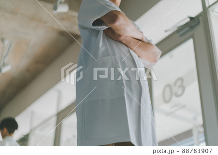 白衣の男性 88783907