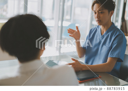 医療従事者のケアカンファレンス 88783915