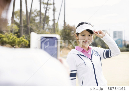 ゴルフプレイ中スマホで撮影をするゴルフ女子 ゴルフプレイ中スマホで撮影をするゴルフ女子 88784161