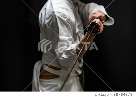 日本刀を構えた人物 日本刀を構えた人物 88784378