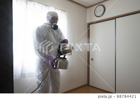 噴霧器で室内の除菌をする作業員 88784421