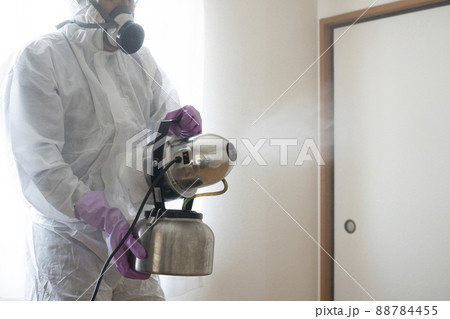 噴霧器で室内の除菌をする作業員 88784455