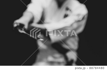 日本刀を構えた人物 日本刀を構えた人物 88784480