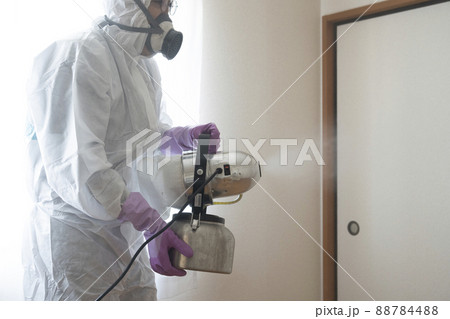 噴霧器で室内の除菌をする作業員 噴霧器で室内の除菌をする作業員 88784488
