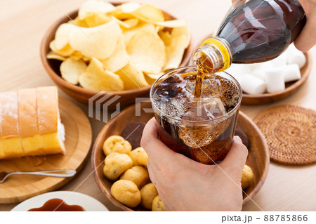 間食をするミドル女性 88785866