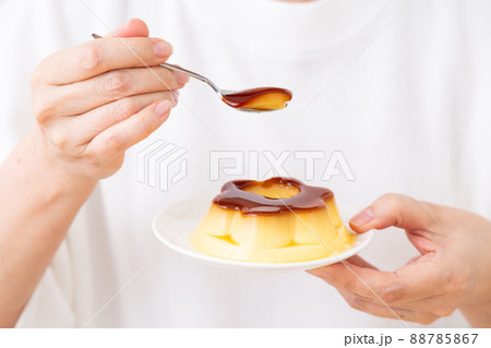 プリンを食べるミドル女性 プリンを食べるミドル女性 88785867