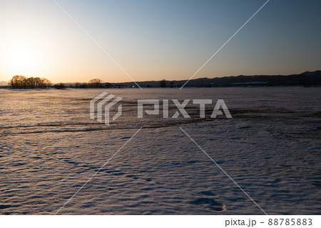春の夕日の北海道宮島沼 春の夕日の北海道宮島沼 88785883