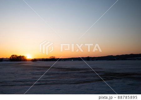 春の夕日の北海道宮島沼 88785895