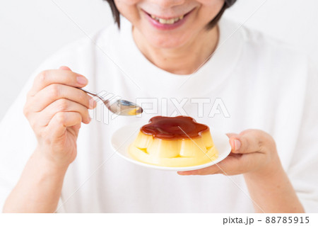 プリンを食べるミドル女性 88785915