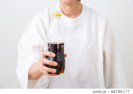 コーラを飲むミドル女性 88786177