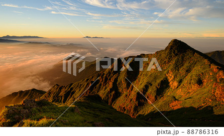 （群馬県）夏の谷川岳トマの耳・早朝の雲海とモルゲンロート 88786316