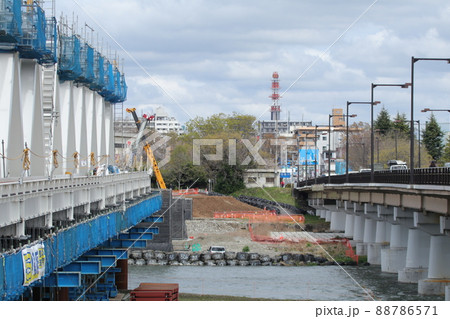 工事中の日野橋仮橋設置工事と旧日野橋 88786571
