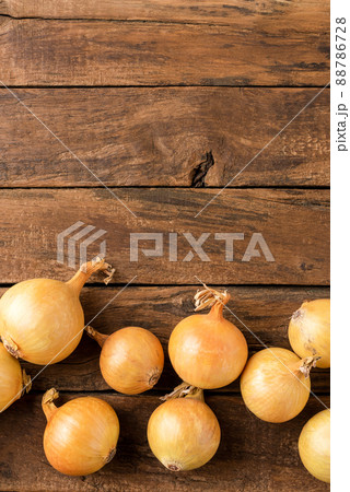 Fresh onion bulbs on rustic wooden table with copyspace. Top view 88786728