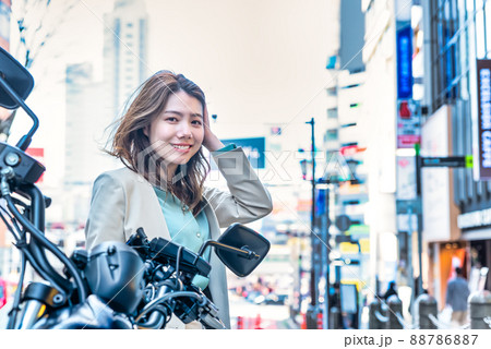 ビジネスウーマンとクルーザーバイク 渋谷 ビジネスウーマンとクルーザーバイク 渋谷 88786887