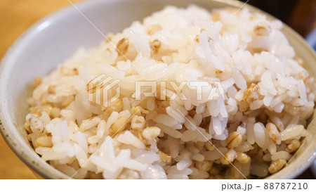 炊き立ての麦ご飯 炊き立ての麦ご飯 88787210