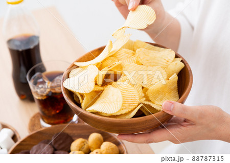 ポテトチップスを食べるミドル女性 ポテトチップスを食べるミドル女性 88787315