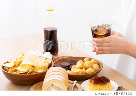 間食をするミドル女性 間食をするミドル女性 88787316