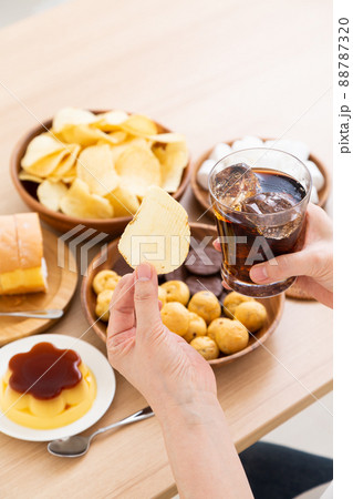 間食をするミドル女性 間食をするミドル女性 88787320