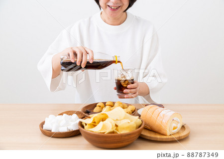 間食をするミドル女性 間食をするミドル女性 88787349