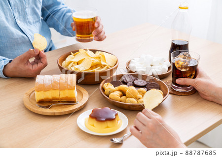 間食をするミドル夫婦 88787685