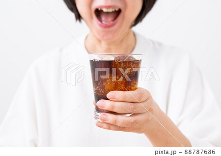 コーラを飲むミドル女性 コーラを飲むミドル女性 88787686