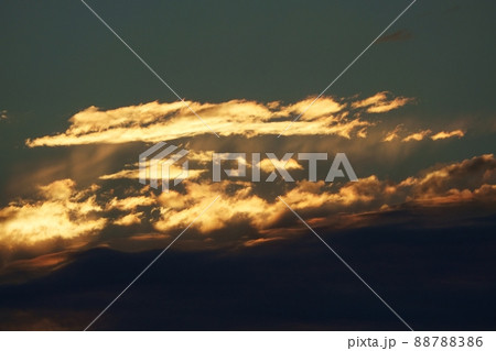 初冬の夜明け・朝焼け雲と山・望遠・211114am 88788386