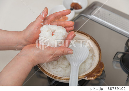 【ミドル主婦が土鍋で炊いたご飯でおにぎりを作る　具材明太子】 88789102