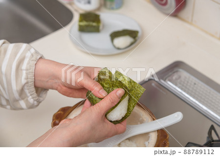 【ミドル主婦が土鍋で炊いたご飯でおにぎりを作る　海苔を巻く】 88789112