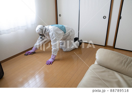 防護服を着て床を拭く作業員 防護服を着て床を拭く作業員 88789518