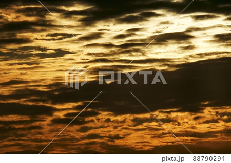 初冬の朝空・朝陽に照らされる雲・望遠・211114am 88790294