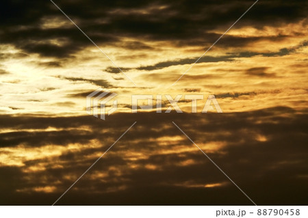 初冬の朝空・朝陽に照らさた雲・望遠・211114am 88790458