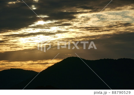 初冬の朝空・山々に射す光芒・望遠・211114am 88790529