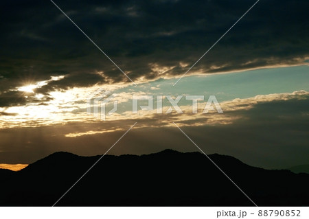 初冬の朝空・山々に射す光芒・望遠・211114am 88790852