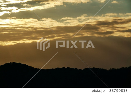 初冬の朝空・山々に射す光芒・望遠・211114am 初冬の朝空・山々に射す光芒・望遠・211114am 88790853