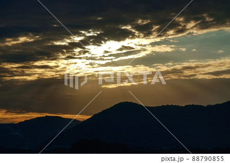 初冬の朝空・山々に射す光芒・望遠・211114am 88790855