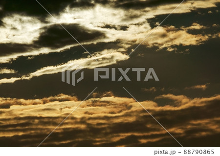 初冬の朝空・朝陽に照らさた雲・望遠・211114am 88790865