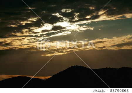 初冬の朝空・山々に射す光芒・望遠・211114am 88790868