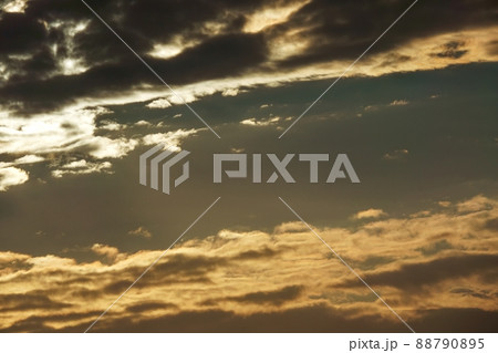 初冬の朝空・朝陽に照らさた雲・望遠・211114am 88790895