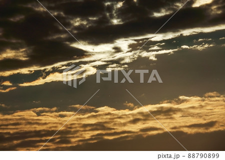 初冬の朝空・朝陽に照らさた雲・望遠・211114am 88790899
